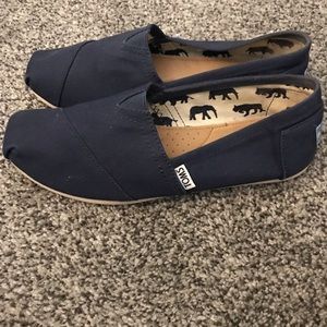 Navy blue toms